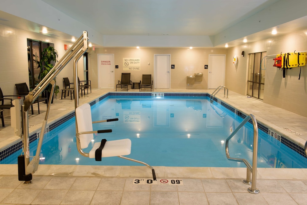 Hampton Inn & Suites Bay City, MI 35/51