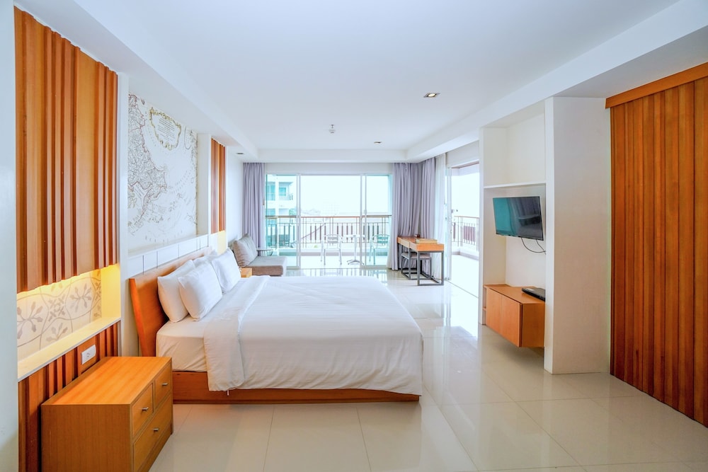 Suite, Queen Bed, North Wing, High Floor