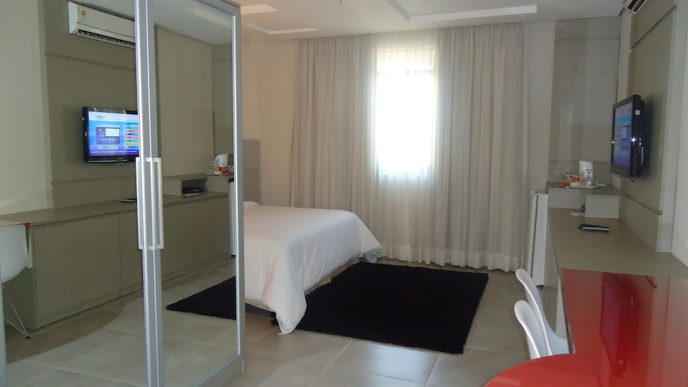 Mondrian Suite Hotel 42/82