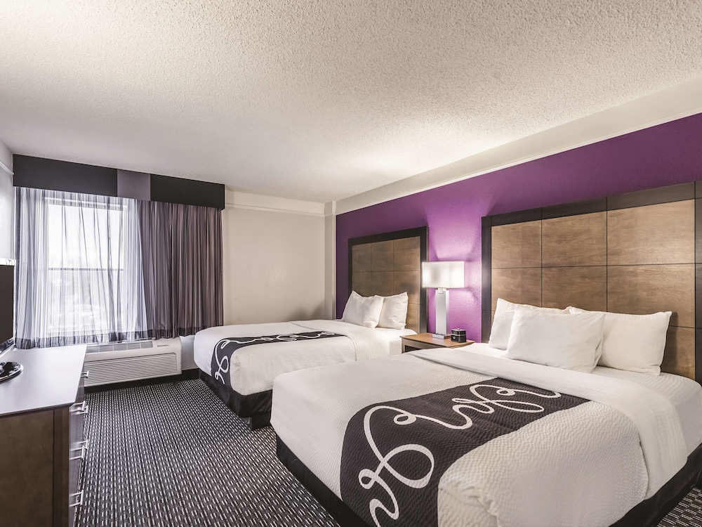 La Quinta Inn & Suites by Wyndham Cincinnati Sharonville 9/45