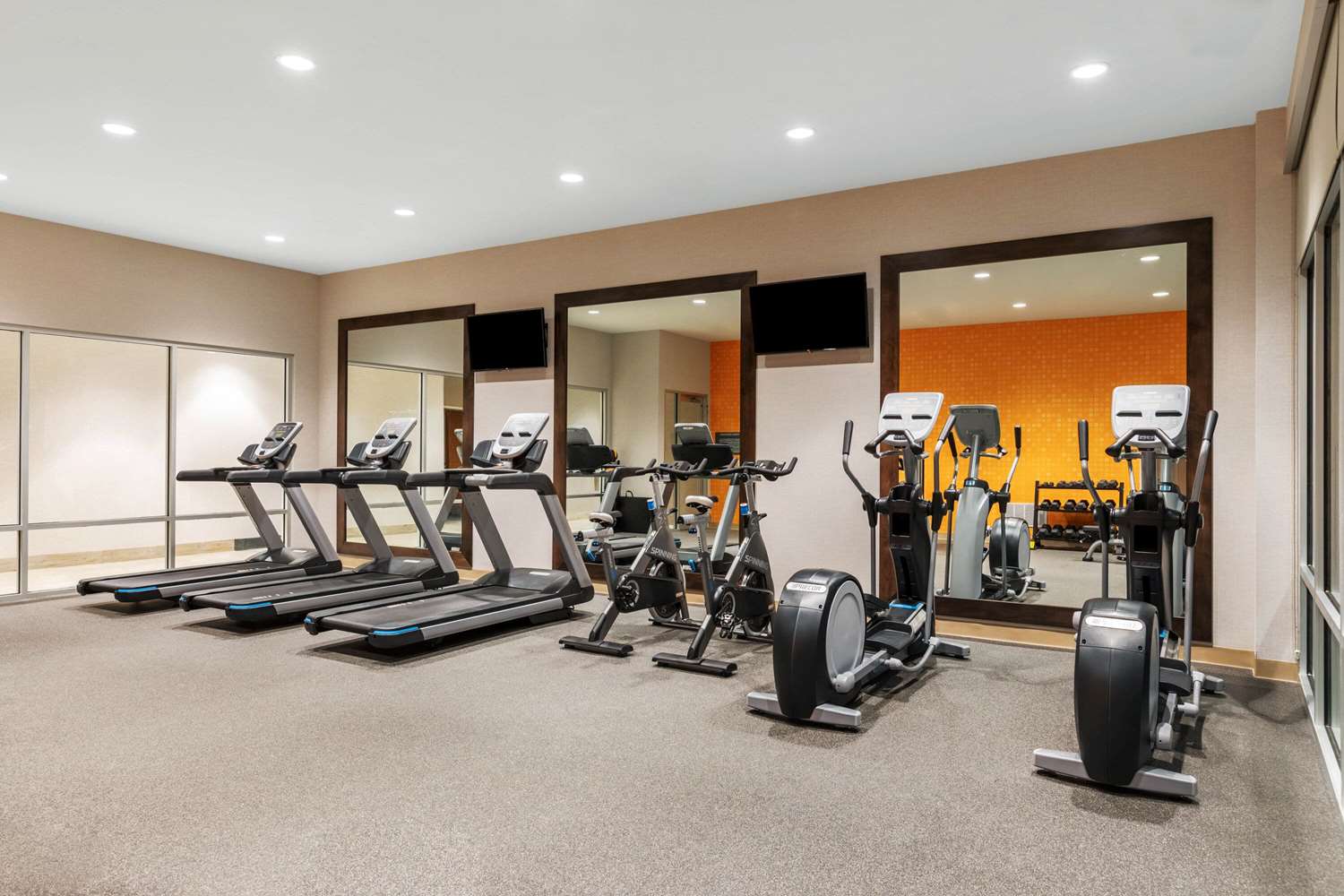 La Quinta Inn & Suites by Wyndham Kansas City Beacon Hill 25/44