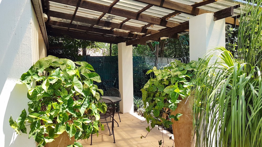 Six Valk Avenue Self Catering Guest House 33/50