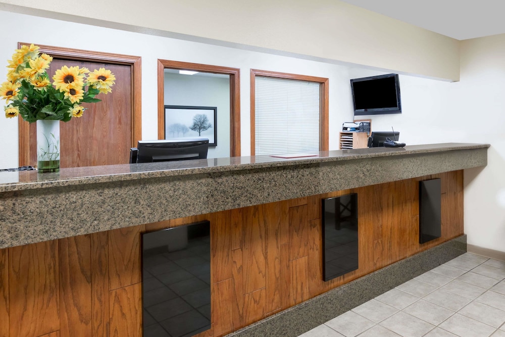 Lobby at Days Inn & Suites By Wyndham Des Moines Airport, DES MOINES - IA