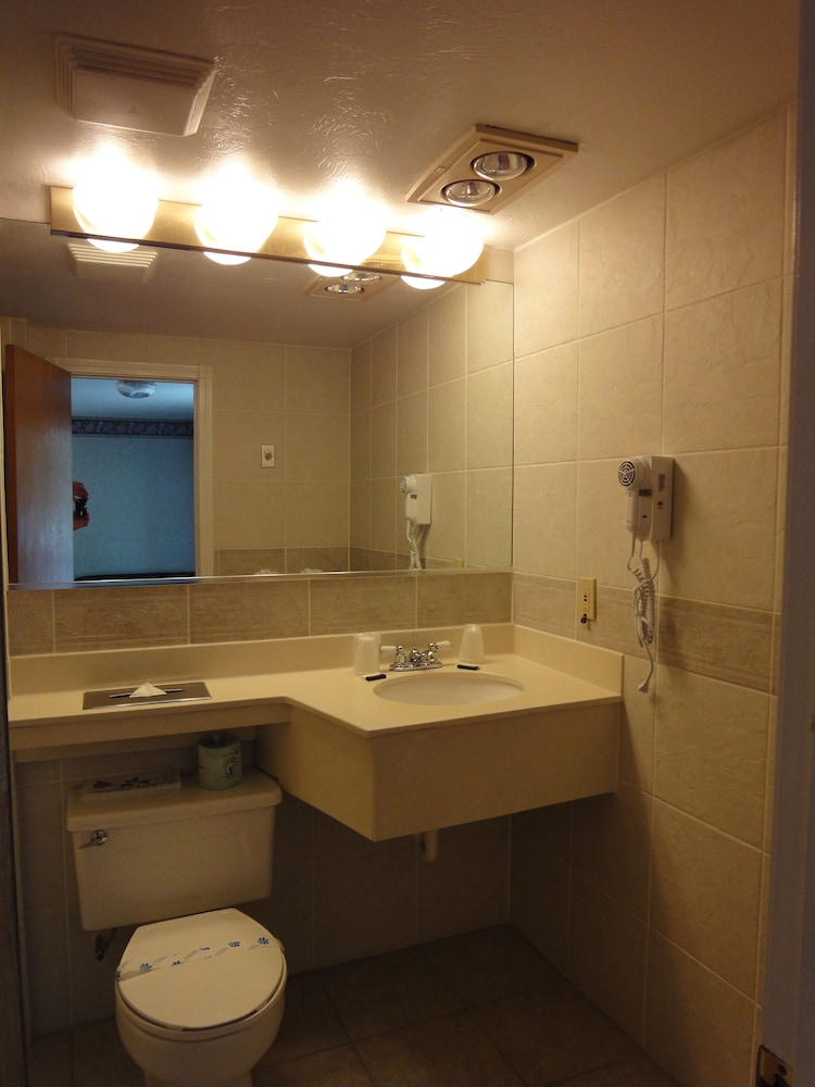 Hyannis Travel Inn 15/45