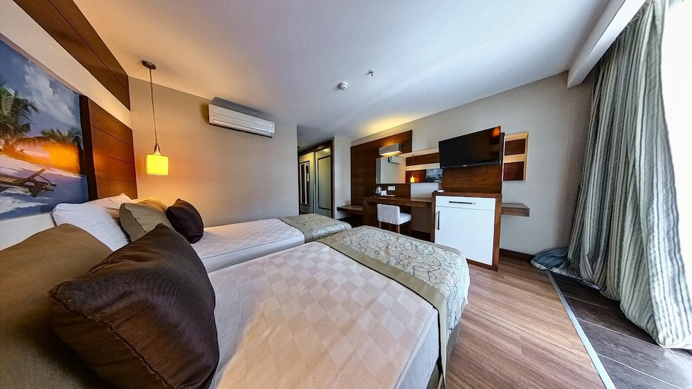 Adella Side Hotel 24/73