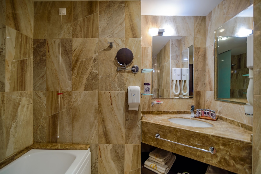 International Hotel Casino Tower Suites 50/50