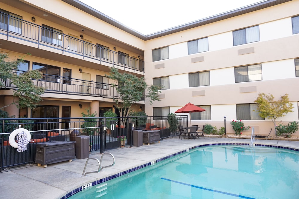 Oxford Suites Redding 4/64