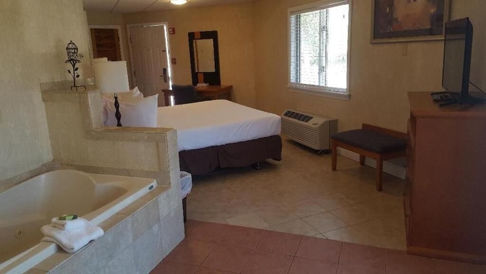 Cedar Park Whirlpool Suites 29/61