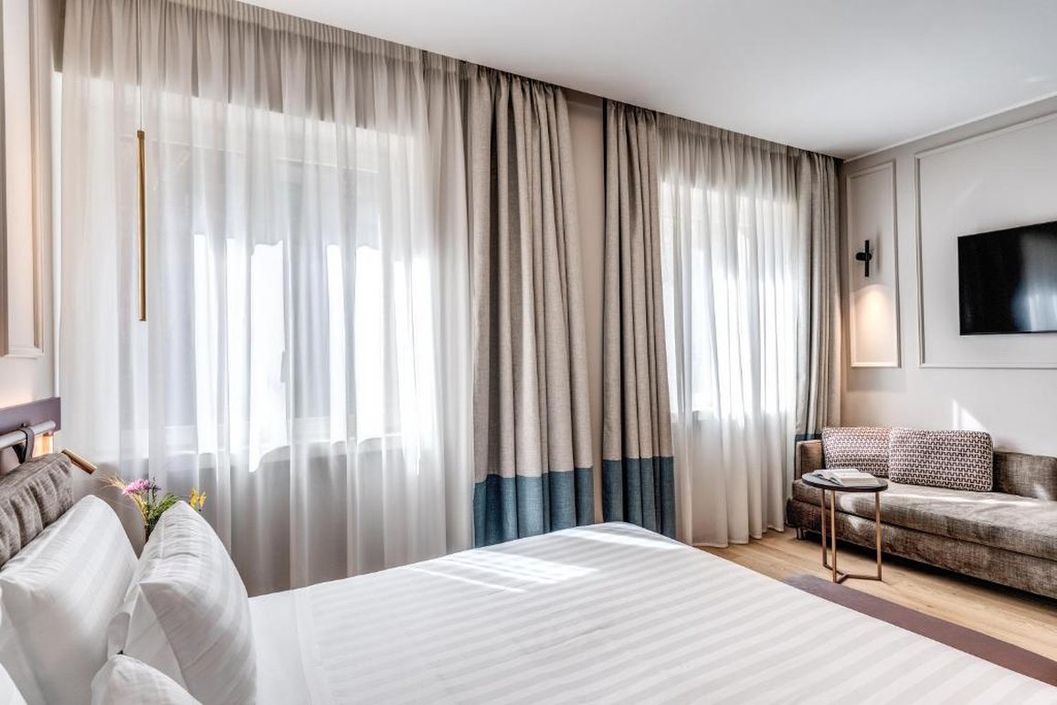 Adoro Hotel 27/72