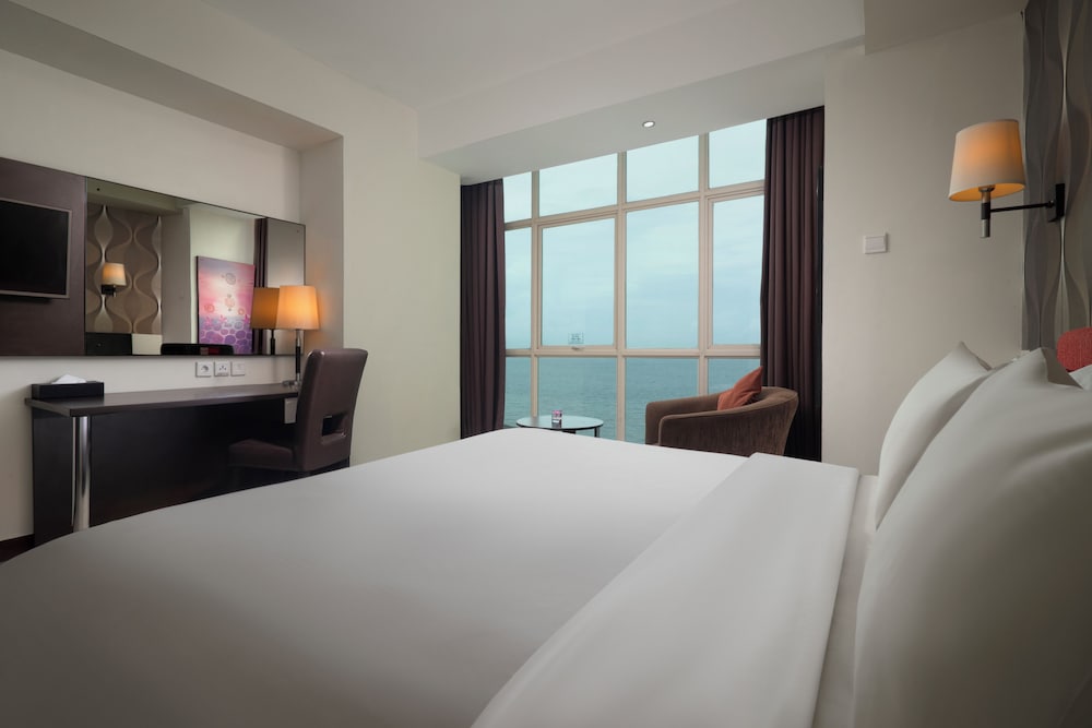 Deluxe, Queen Bed, City View, Smoking