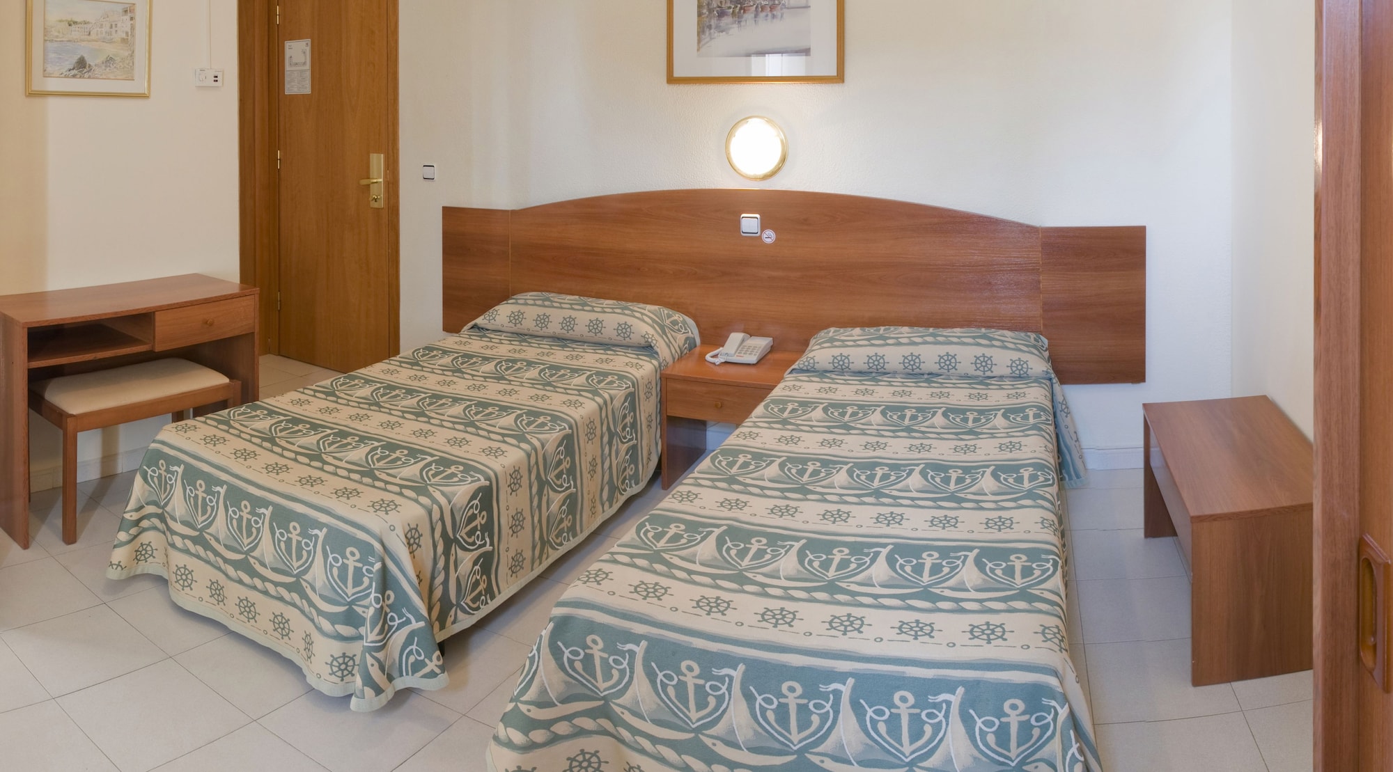 غرفة بسرير مزدوج أو سريرين منفصلين مع سرير إضافي، GHT Balmes Hotel, Aparthotel & Splash 6/10