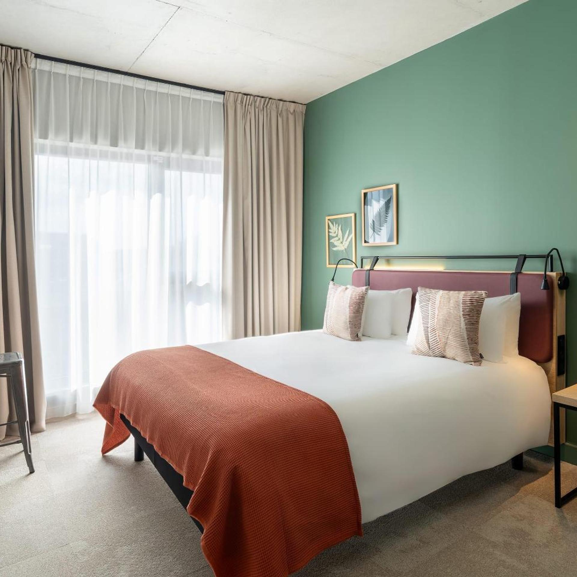 Classic, Queen Bed, City View