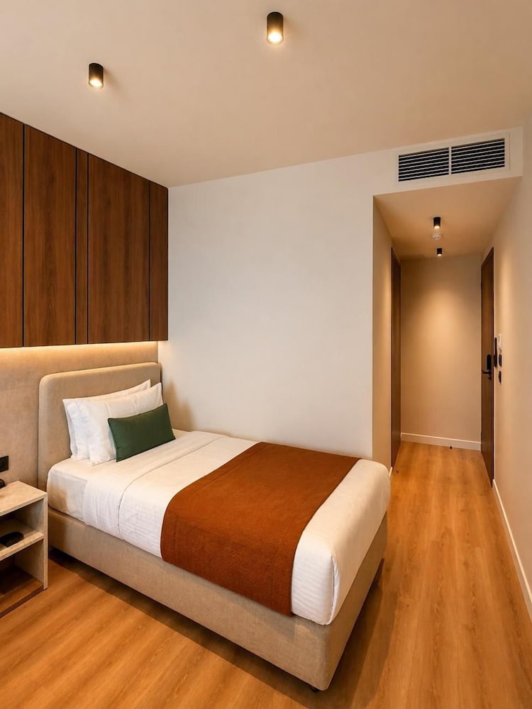 Senior, 1 Queen and 3 Single Beds, Street View