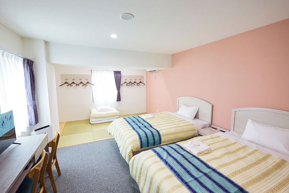 غرفة بسريرين بأرضية تاتامي، Hotel Peace Island Naha 2/3