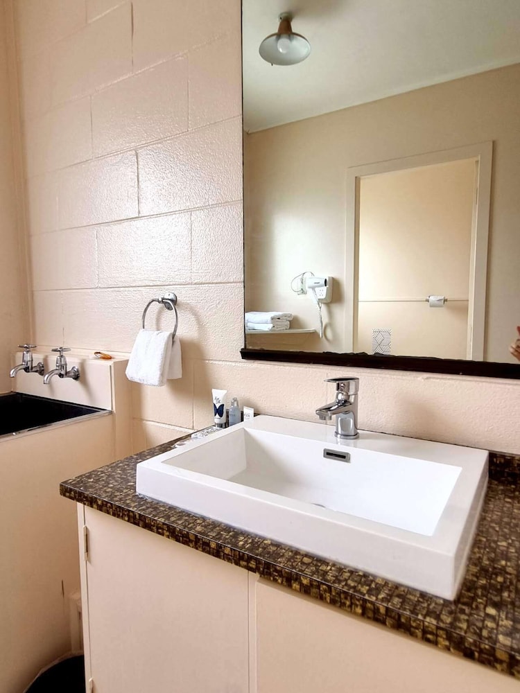 Cedar Lodge Motel Hamilton 50/50