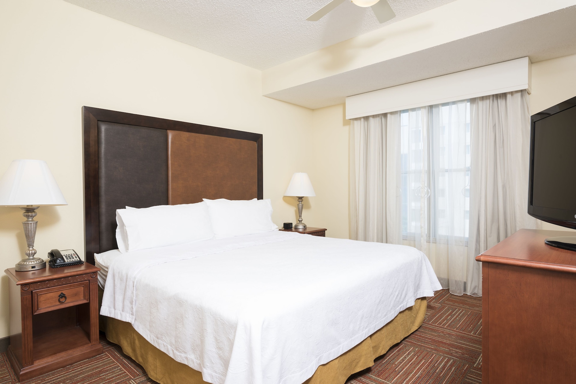 SUITE, KING BED, ACCESSIBLE