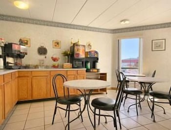Days Inn by Wyndham Cincinnati East 18/21
