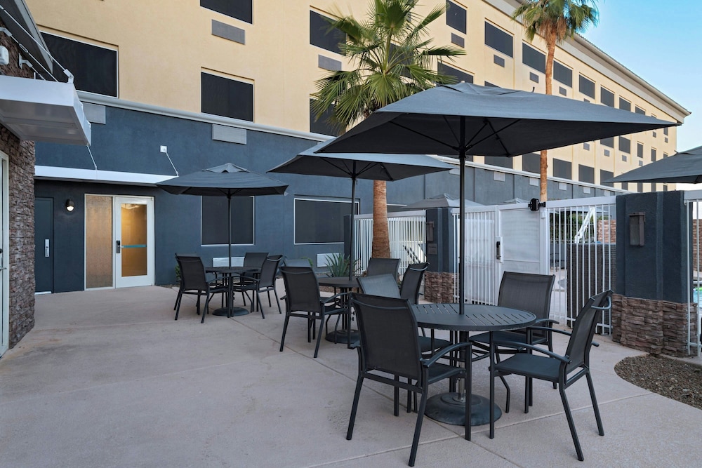 Chandler Hospitality Inn (Holiday Inn Express and Suites Phoenix/Chandler) 21/32