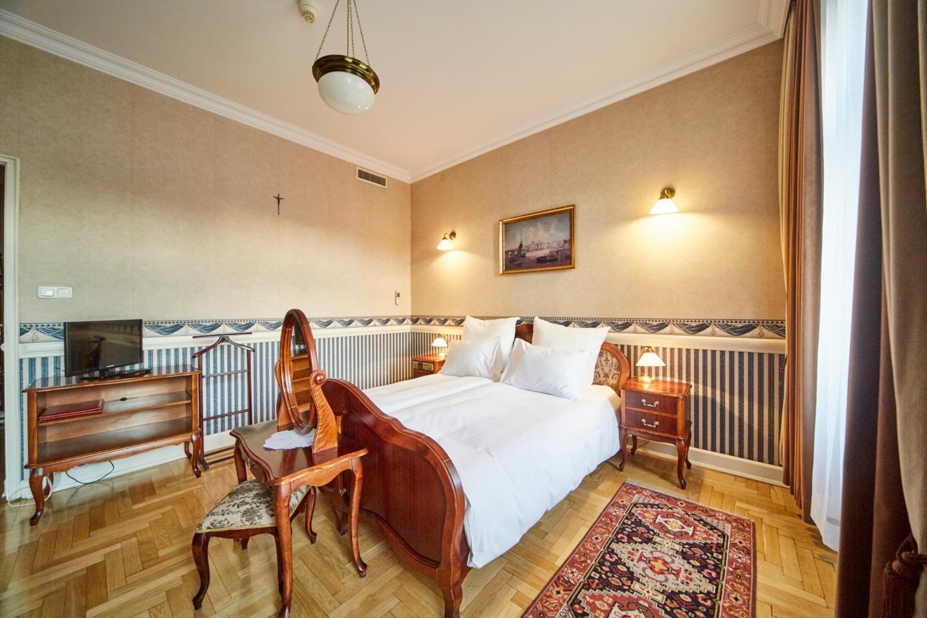 Deluxe, Double Bed