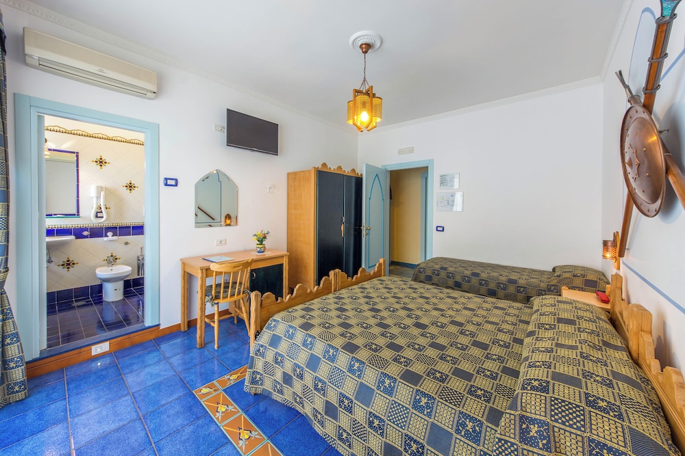 Standard, Triple, 1 Queen and 1 Single Bed