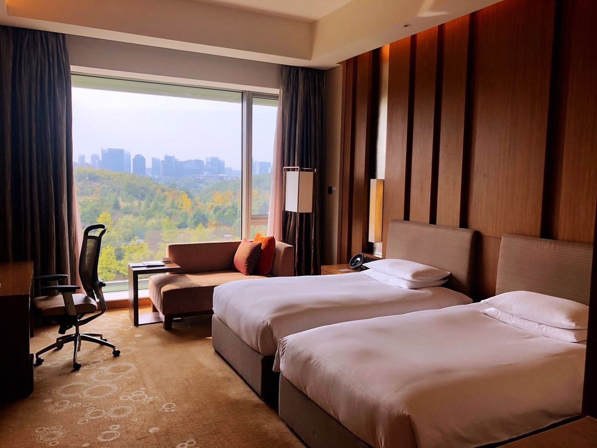 غرفة بسريرين منفصلين بإطلالة على الحديقة، Hyatt Regency Guiyang 3/7