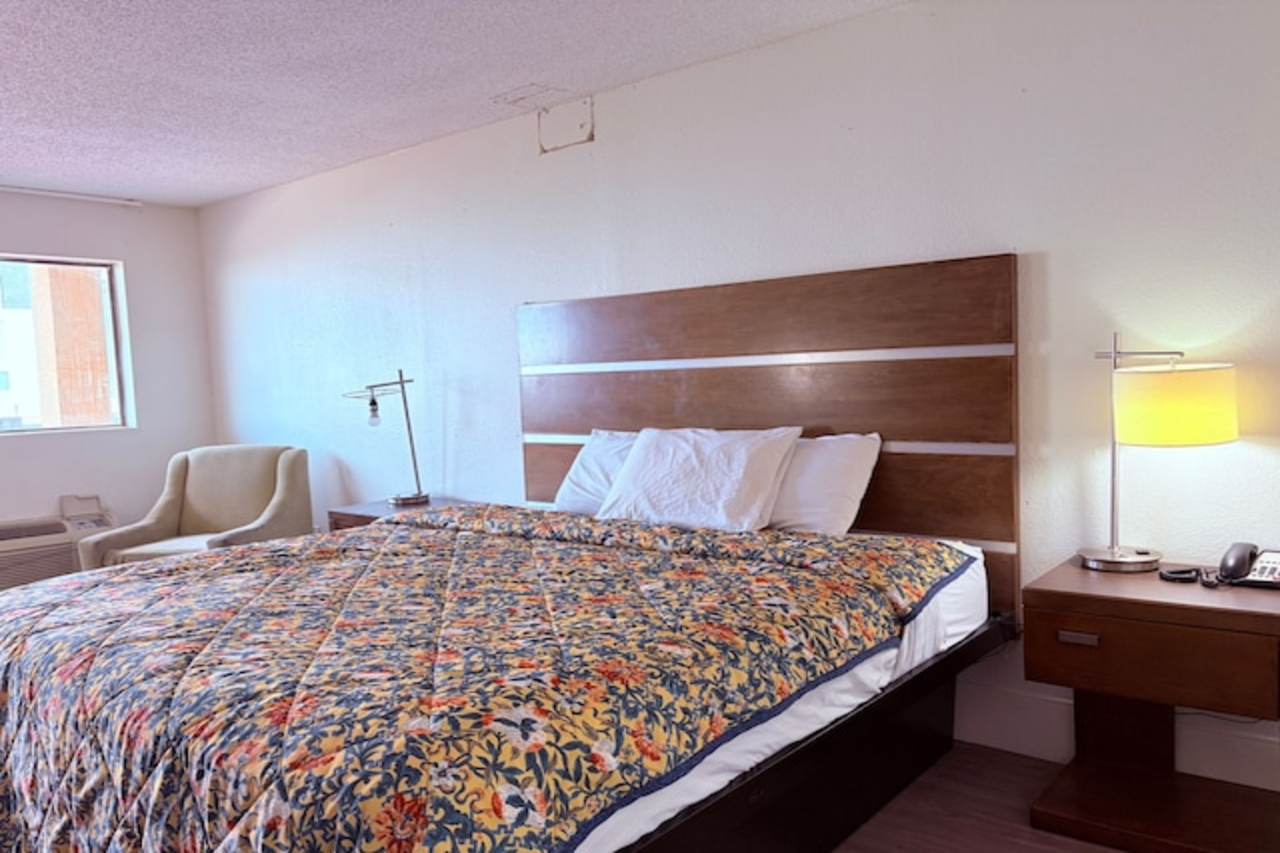 Best Classic Inn & Suites Houston I 45 near IAH 14/16