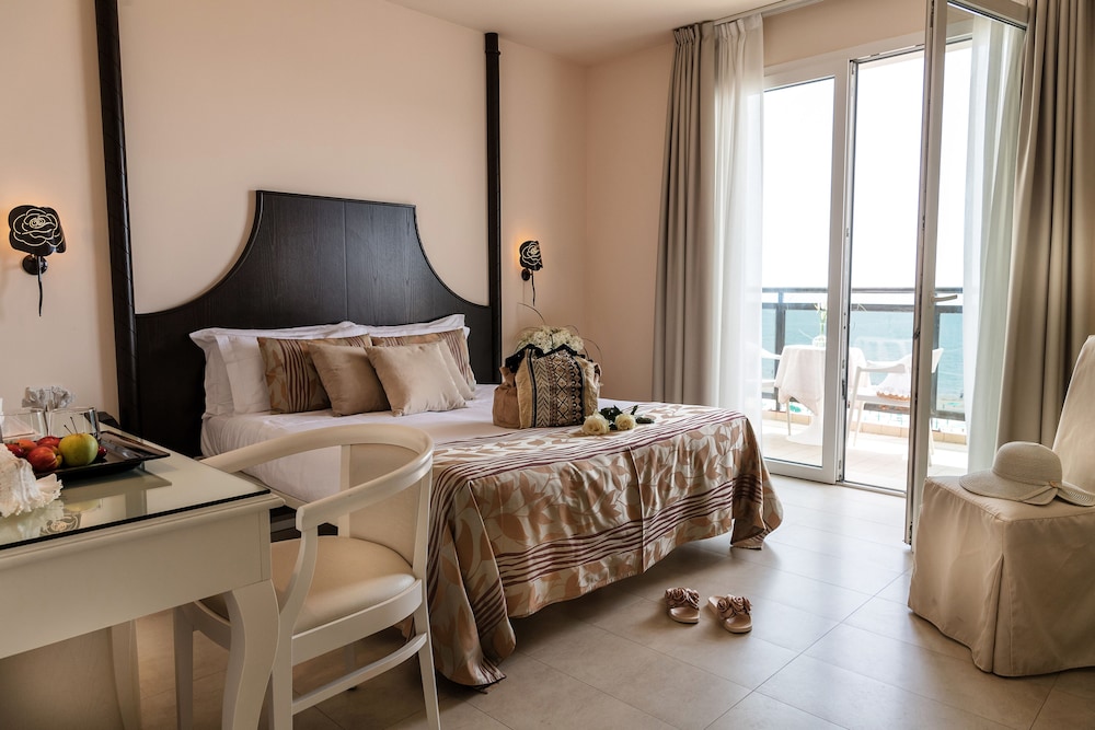 Deluxe, Queen Bed, Beach Front, Sea View
