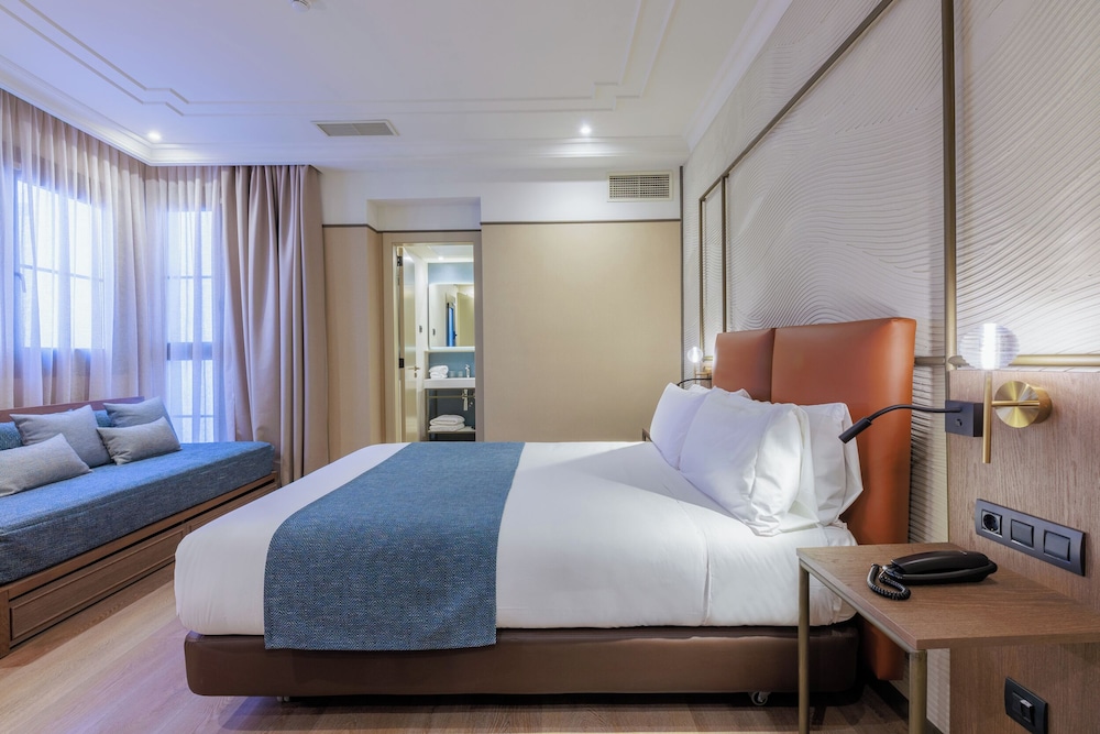 غرفة داخلية ثلاثية بسرير كوين مع أريكة، Medinaceli Hotel 3/5