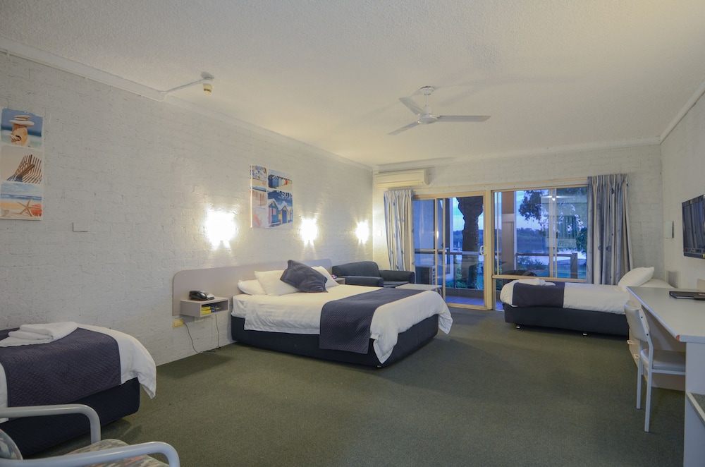 Moby Dick Waterfront Resort Motel 34/67