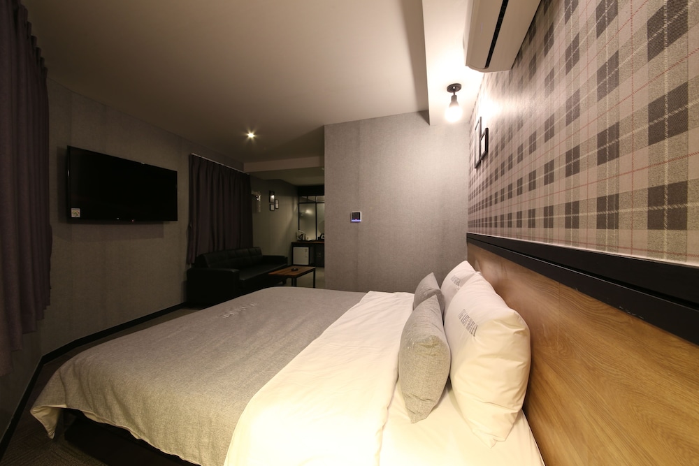The Last Hotel 14/52