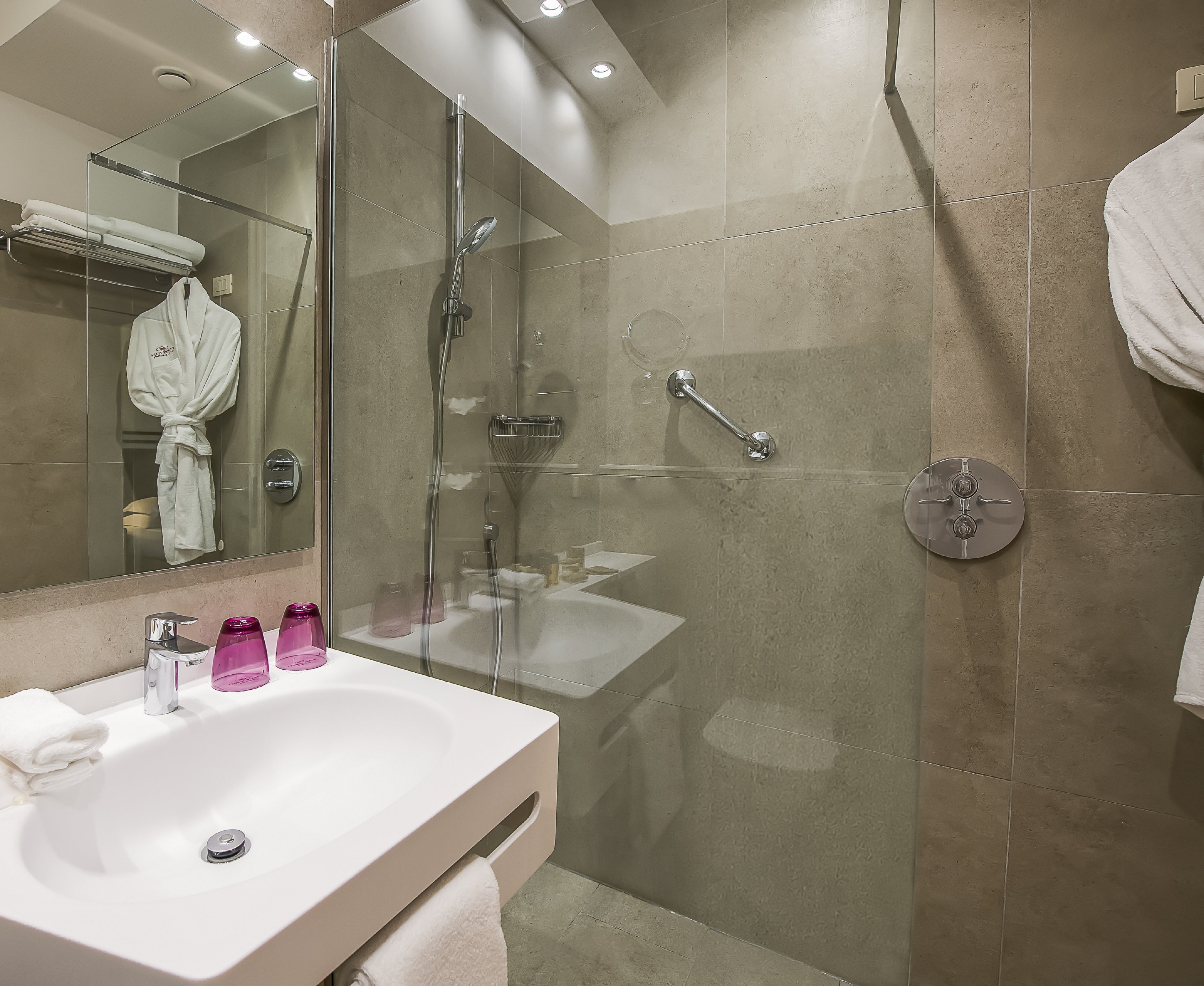 Crowne Plaza St Peter S 75/77