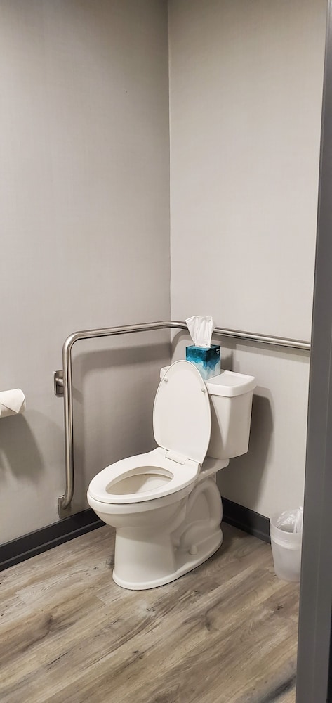 Travelodge by Wyndham Elkhart 27/54