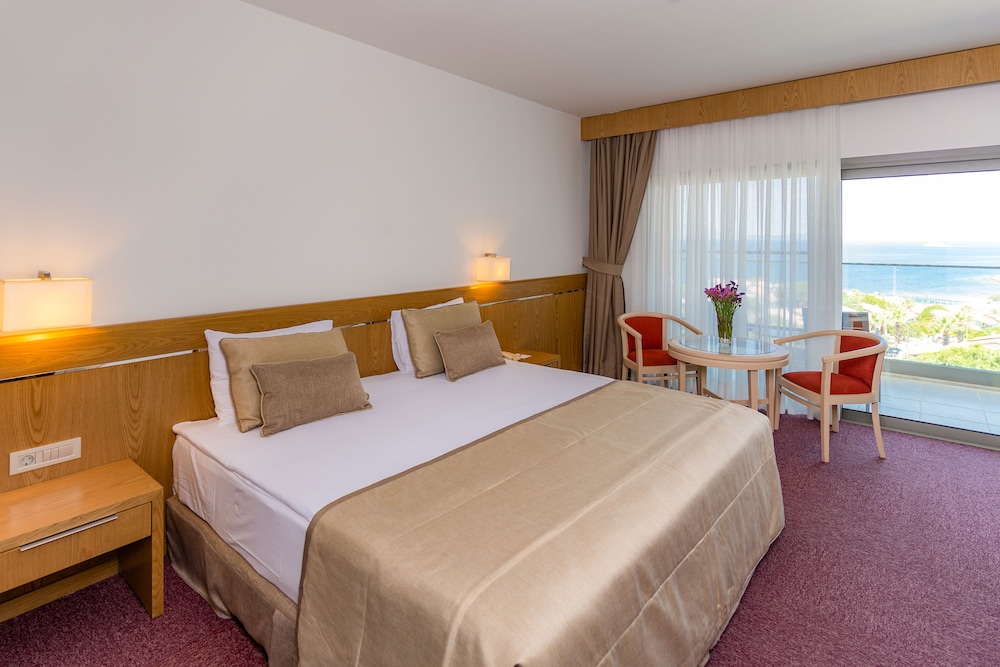 STANDARD, DOUBLE OR TWIN BED, PARTIAL SEA VIEW, BALCONY