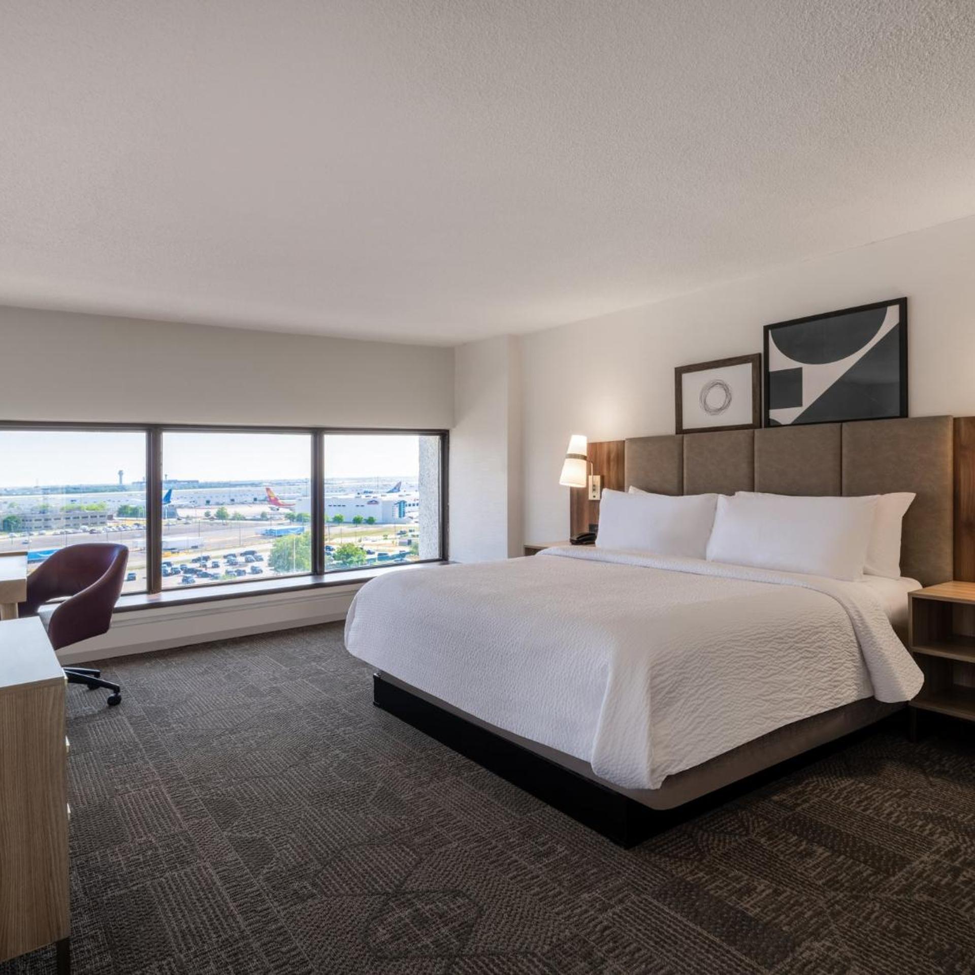 1 Bedroom, Penthouse, Suite, King Bed, Airport View