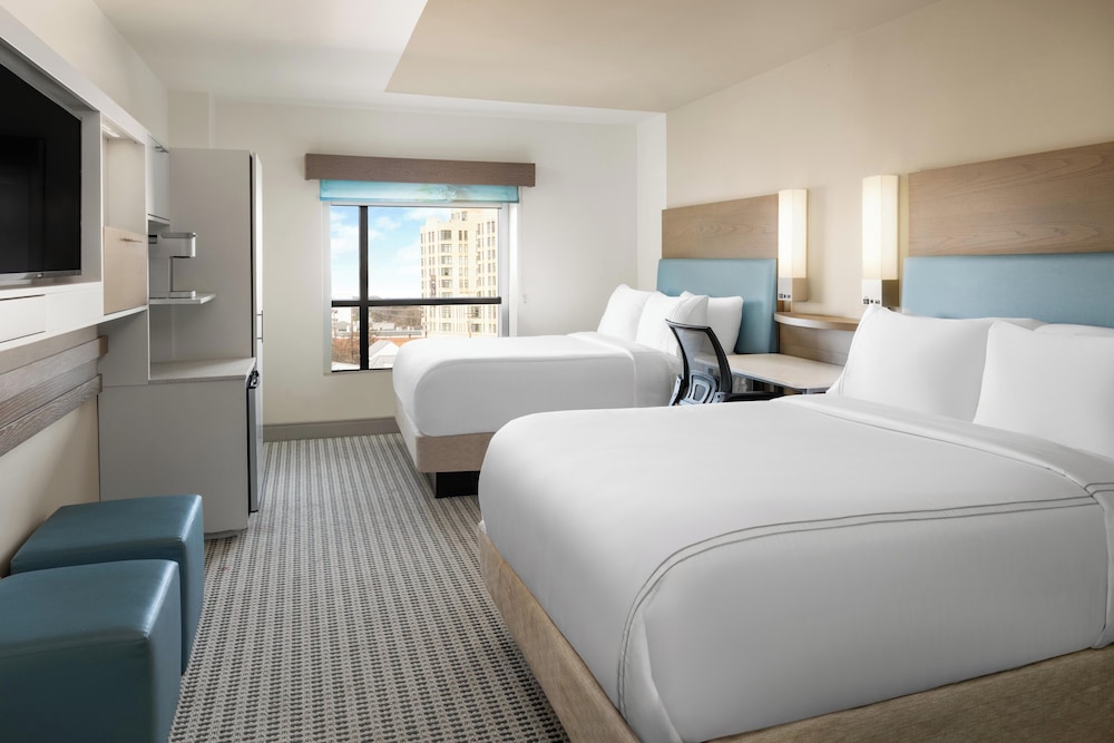 غرفة قياسية بسريرين مزدوجين بحوض استحمام لذوي الإعاقة، EVEN Hotel Rockville Washington DC Area 3/7