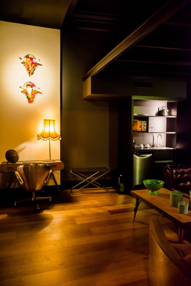 Hotel Lobby Room 31/67