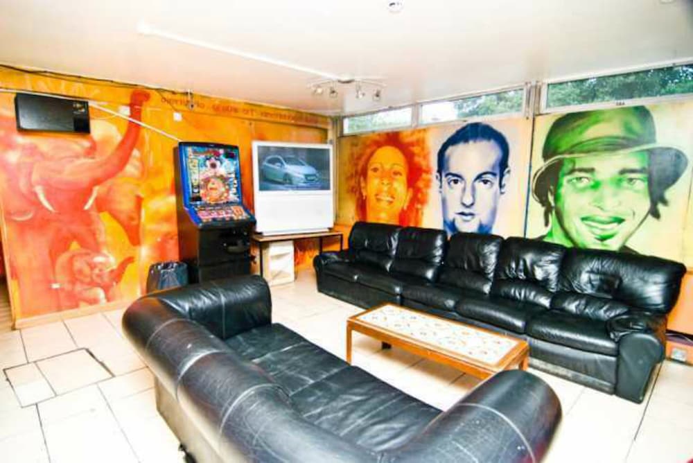 Kensal Green Backpackers 1 38/56