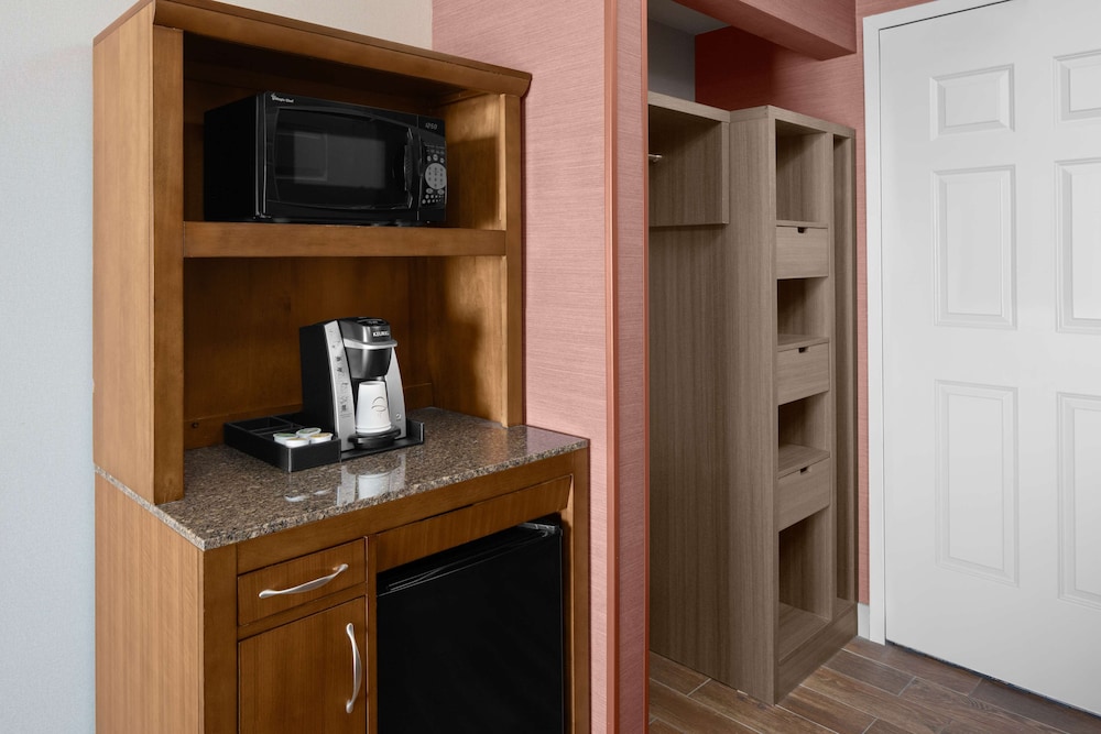 HILTON GARDEN INN SALT LAKE CITY AIRPORT 32/77