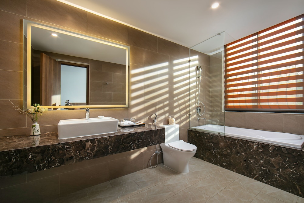 Nesta Hotel Danang 50/50