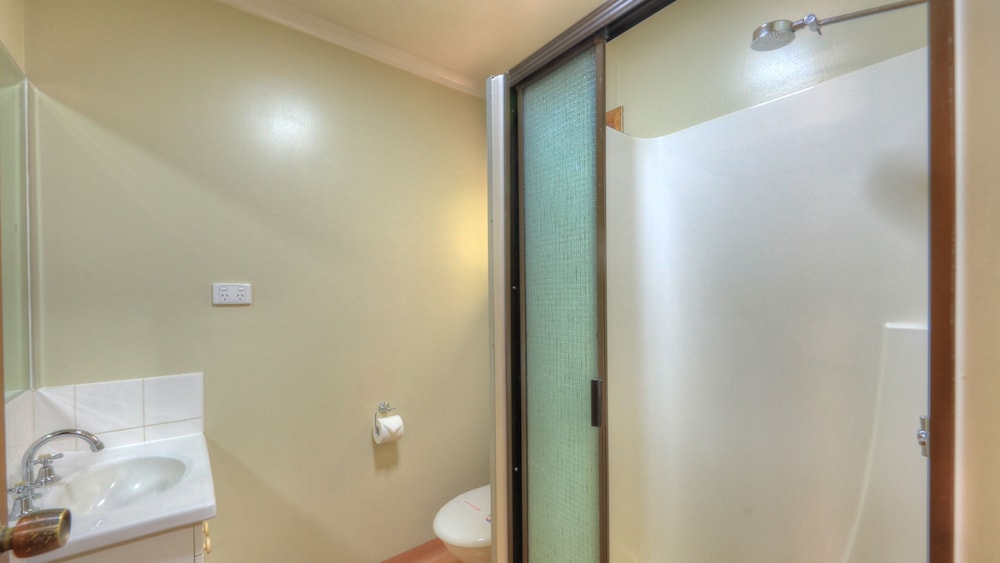 ATHERTON HINTERLAND MOTEL 39/40