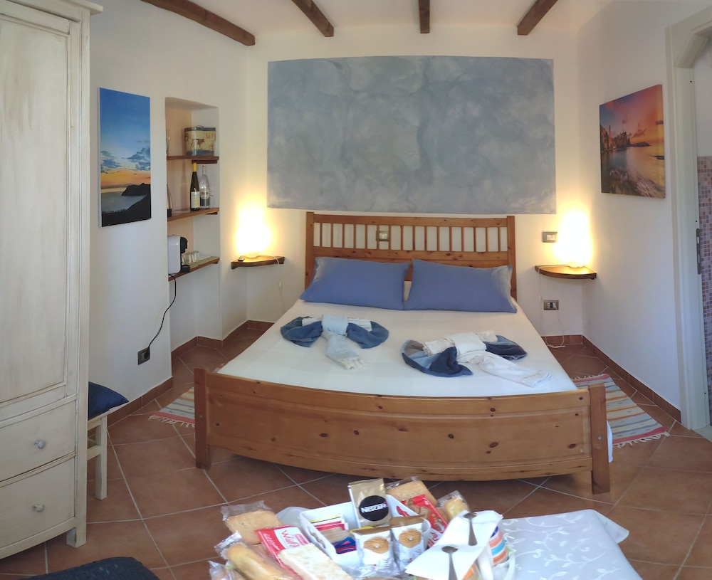 ROOM, DOUBLE BED