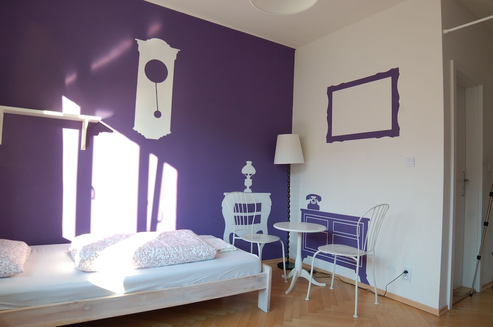 ROOM, TWIN BEDS