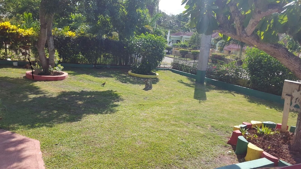 Ocho Rios Almond Tree Villas 10/16