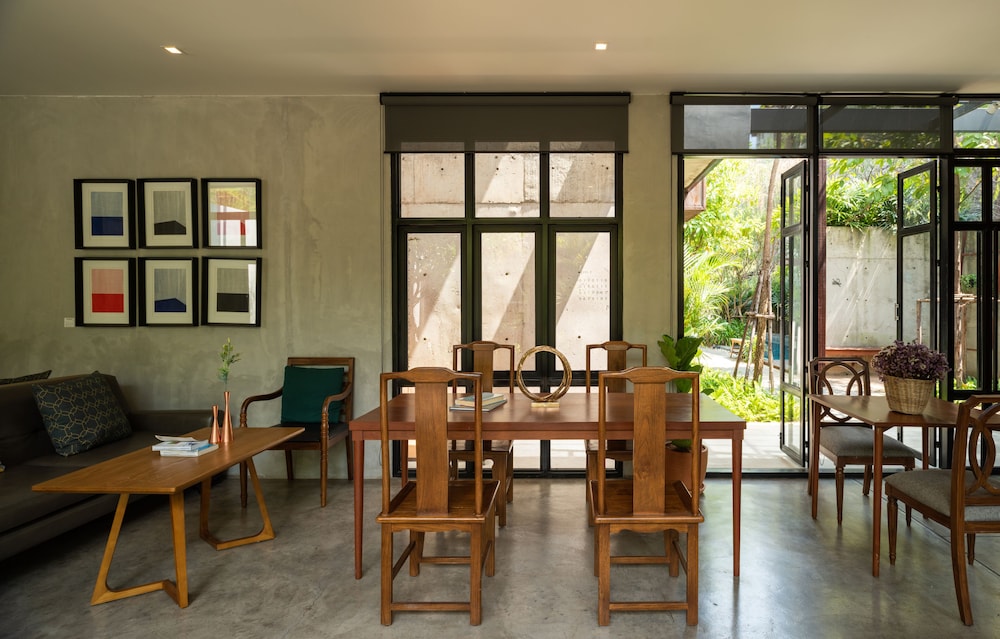 Cherlock Hotel 35/48