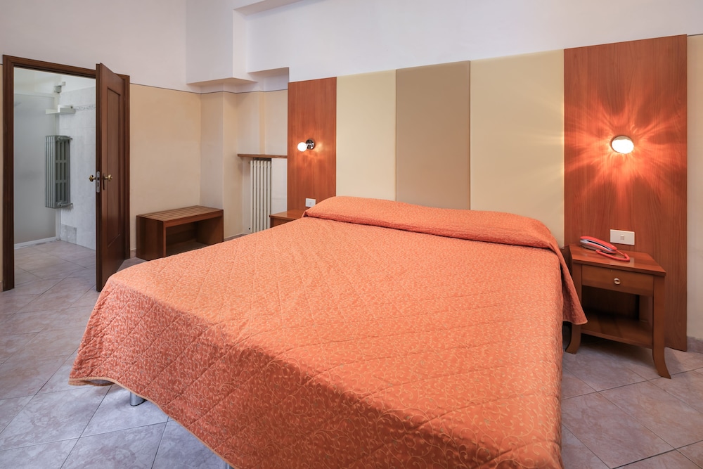 ECONOMY, DOUBLE OR TWIN BED