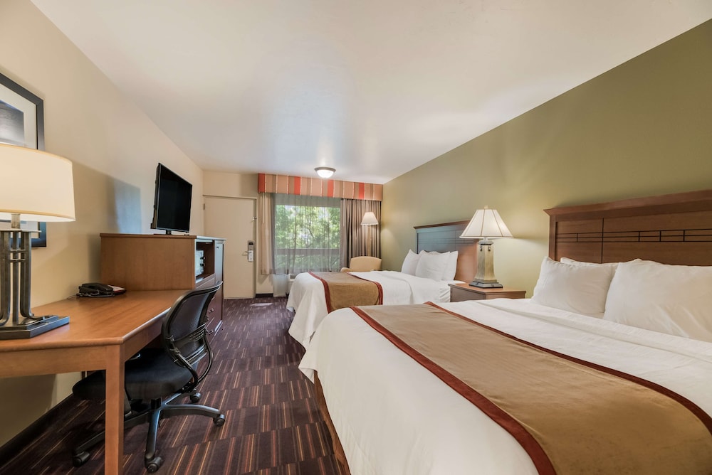 Town & Country Inn 7/50