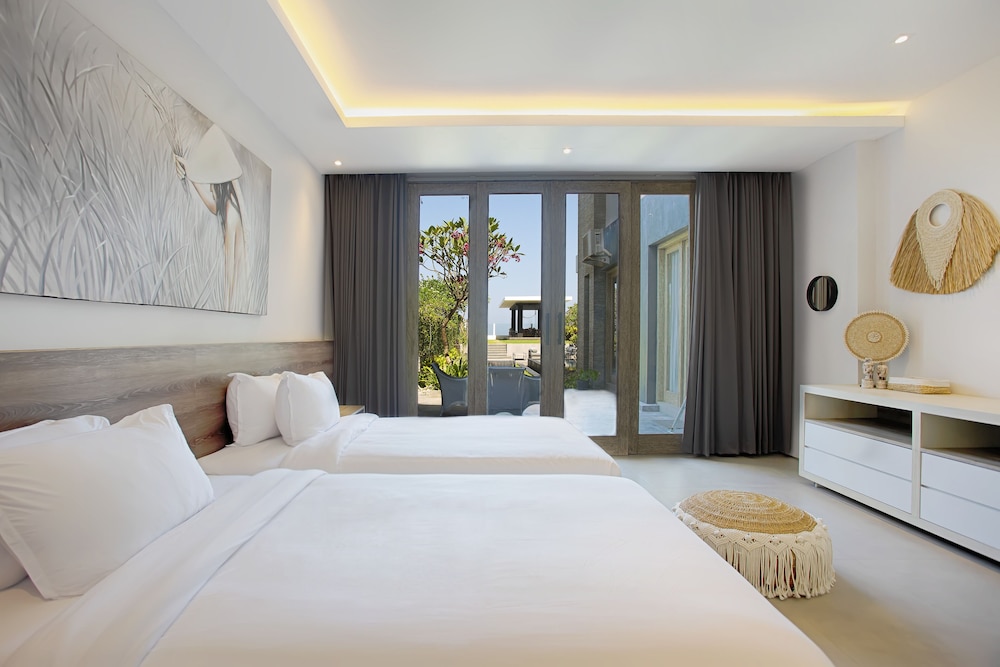 3 BEDROOMS, VILLA, BEACH FRONT