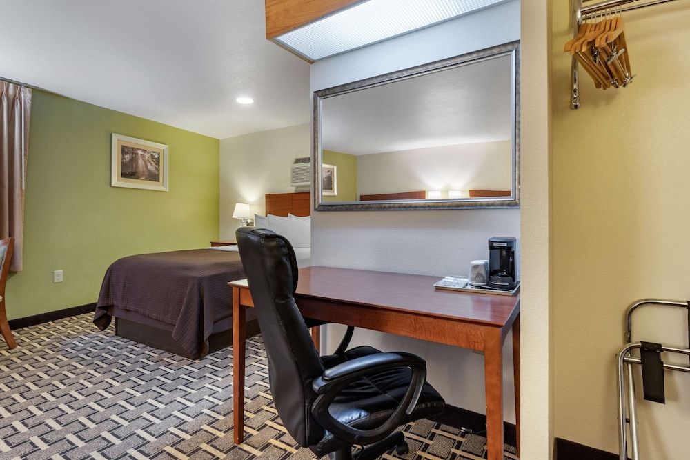 Econo Lodge Cherokee, NC 20/27
