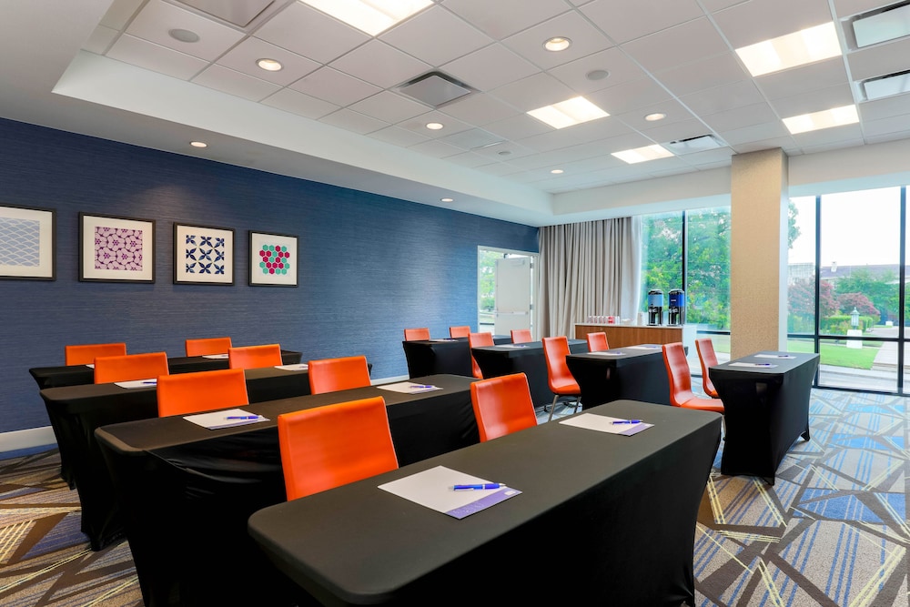Holiday Inn Express & Suites Downtown Fort Worth 55/55