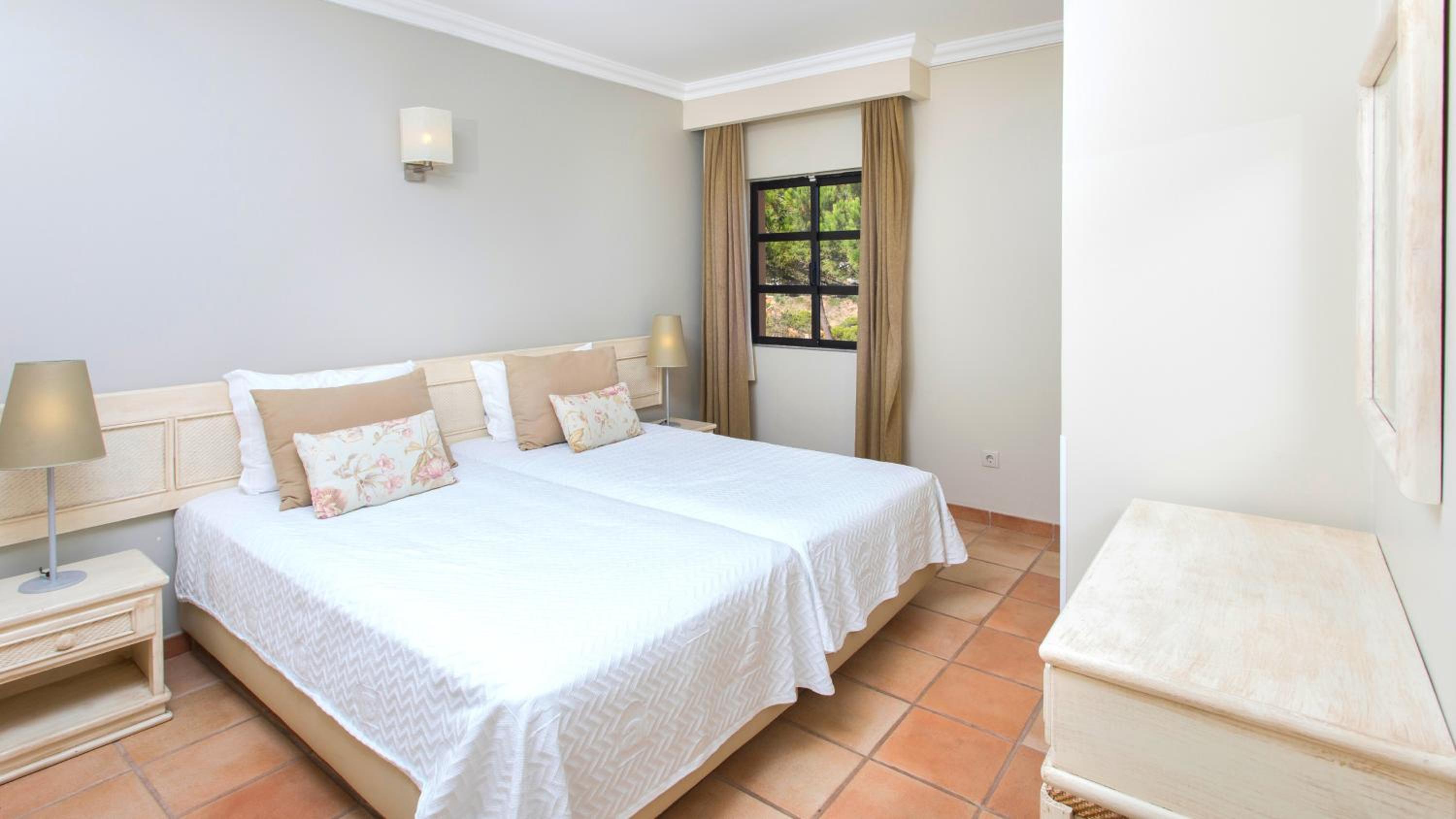 3 BEDROOMS, APARTMENT, SEA VIEW
